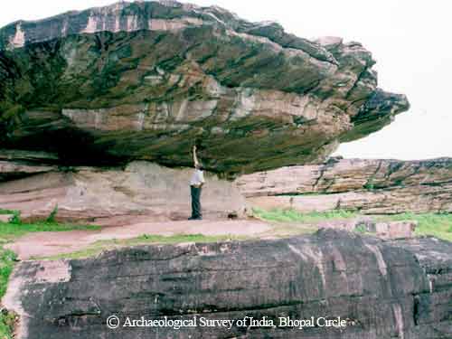 Ancient site and Adamgarh rock shelters